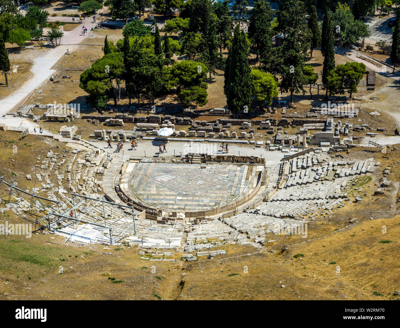 Athen, Griechenland, 9. Juli 2019 - Das Theater des Dionysos Eleuthereus ist von oben auf die Akropolis von Athen gesehen. Die Website ist als Theater seit der verwendet wurde Stockfoto