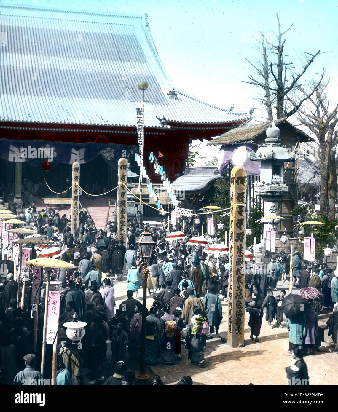 [1890s Japan - Sensoji-Tempel in Asakusa, Tokyo] - eine Menge Spaziergänge in Richtung der buddhistischen Tempel von Sensoji in Asakusa, Tokyo. 19 Vintage Glas schieben. Stockfoto