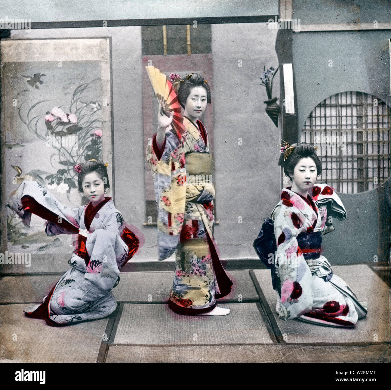 [1890s Japan - Geisha Tanzen] - Drei Geisha durchführen ein Tanz. 19 Vintage Glas schieben. Stockfoto