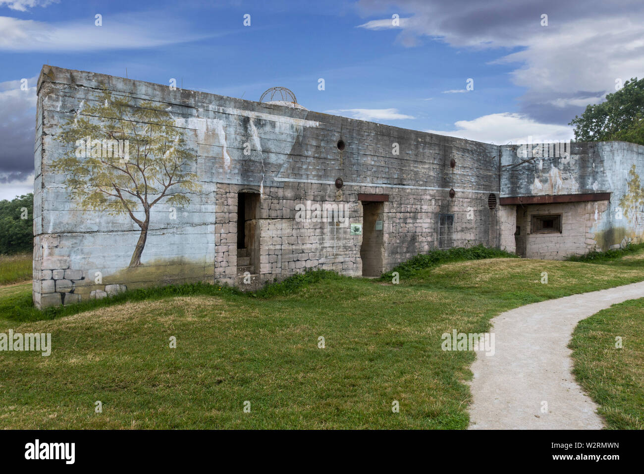 Tarnanstrich auf der Rückseite des Gun casemate/Artillerie Bunker des Zweiten Weltkriegs Batterie d'Azeville Batterie, Teil der Deutschen Atlantic Wall, Normandie, Frankreich Stockfoto