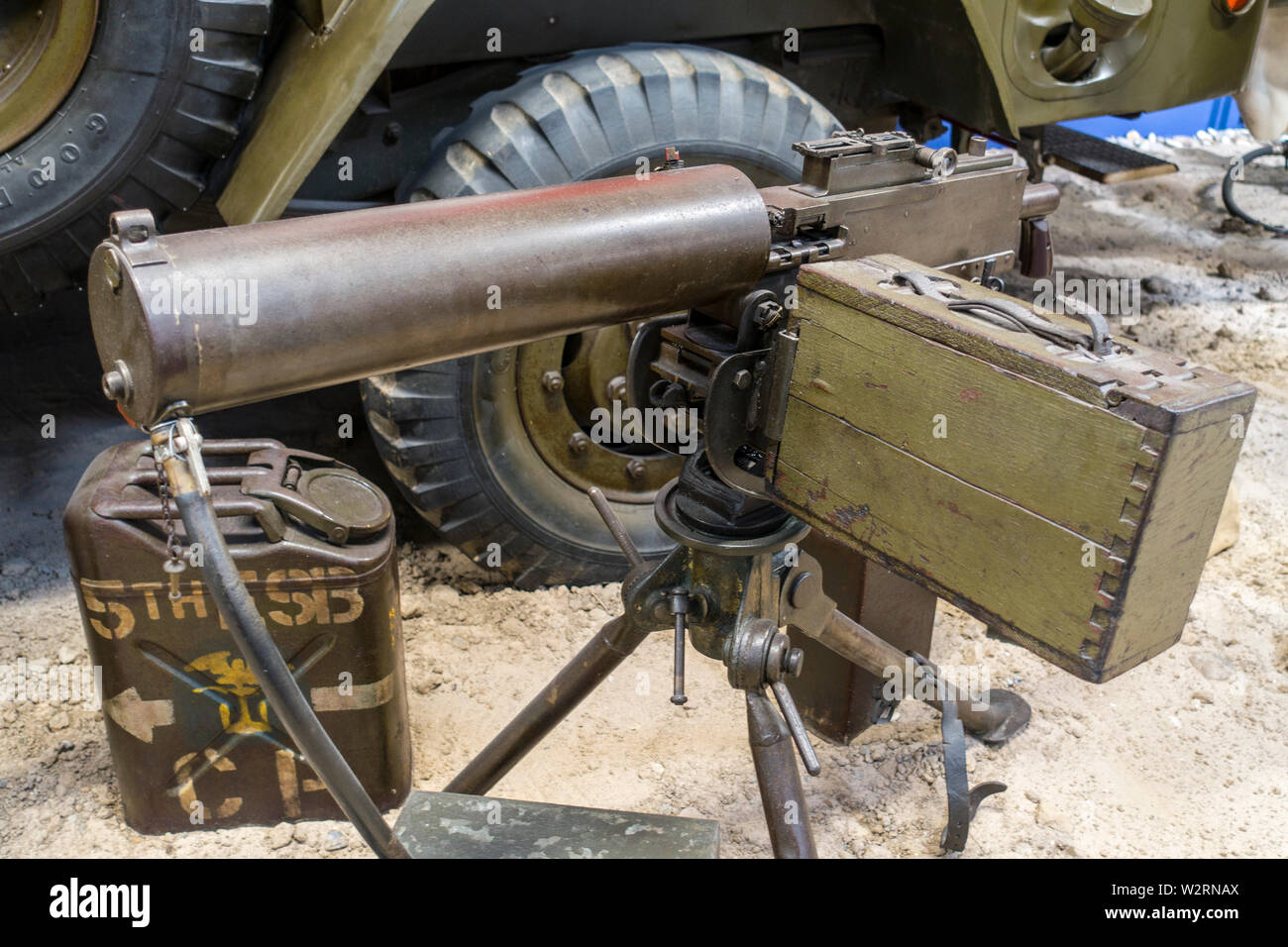 Weltkrieg zwei wassergekühlte M 1917 A1/M 1917 A1 Maschine Browning Pistole auf Stativ montiert sind, durch die Streitkräfte der Vereinigten Staaten während des zweiten Weltkriegs verwendet Stockfoto