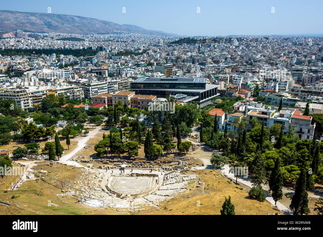 Athen, Griechenland, 9. Juli 2019 - Das Theater des Dionysos Eleuthereus ist von oben auf die Akropolis von Athen gesehen. Die Website ist als Theater seit der verwendet wurde Stockfoto