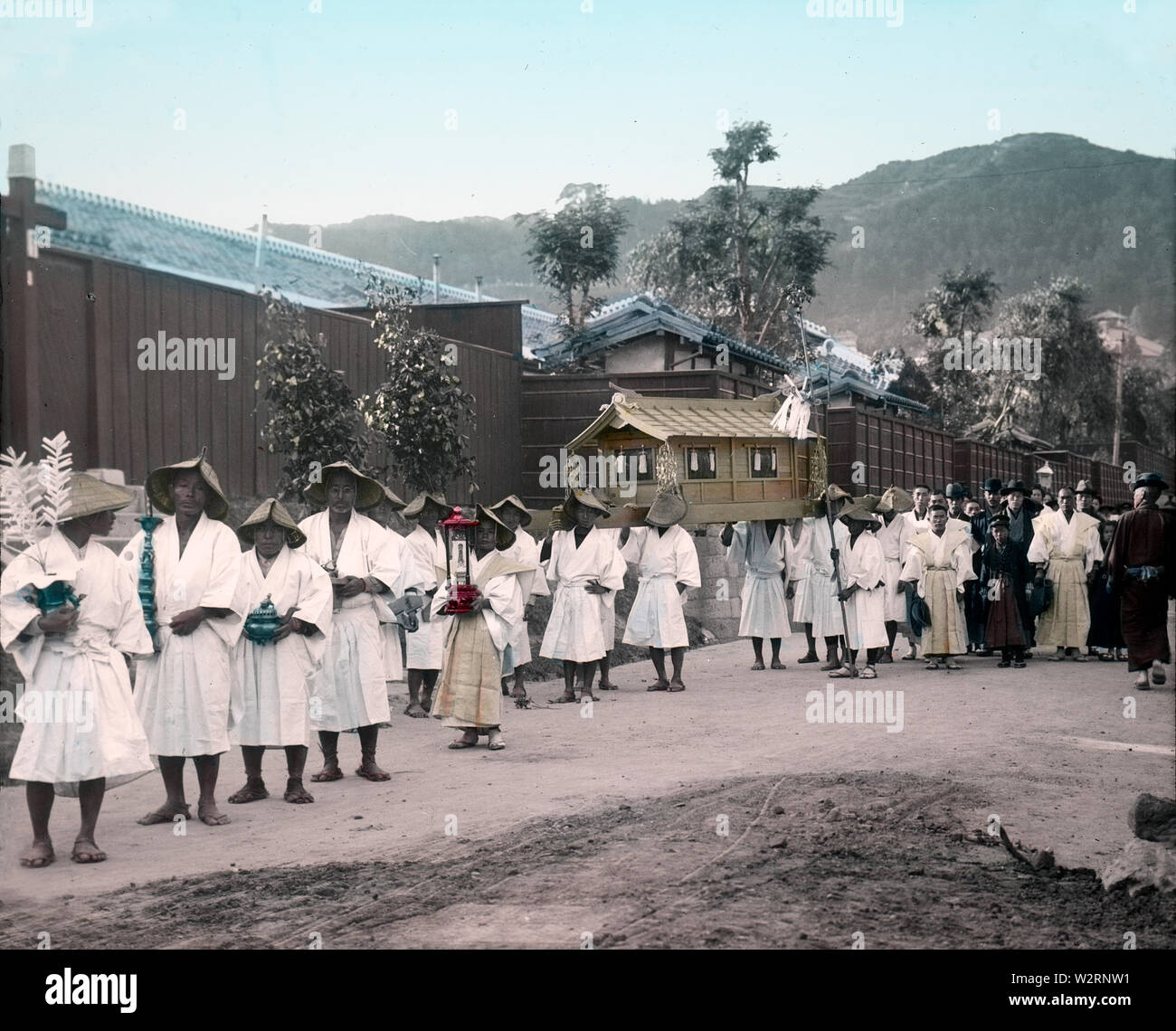 [1890s Japan - Japanische Trauerzug] - Trauerzug. Beachten Sie die weiße Kleidung. Weiß ist das asiatische Symbol der Trauer. 19 Vintage Glas schieben. Stockfoto