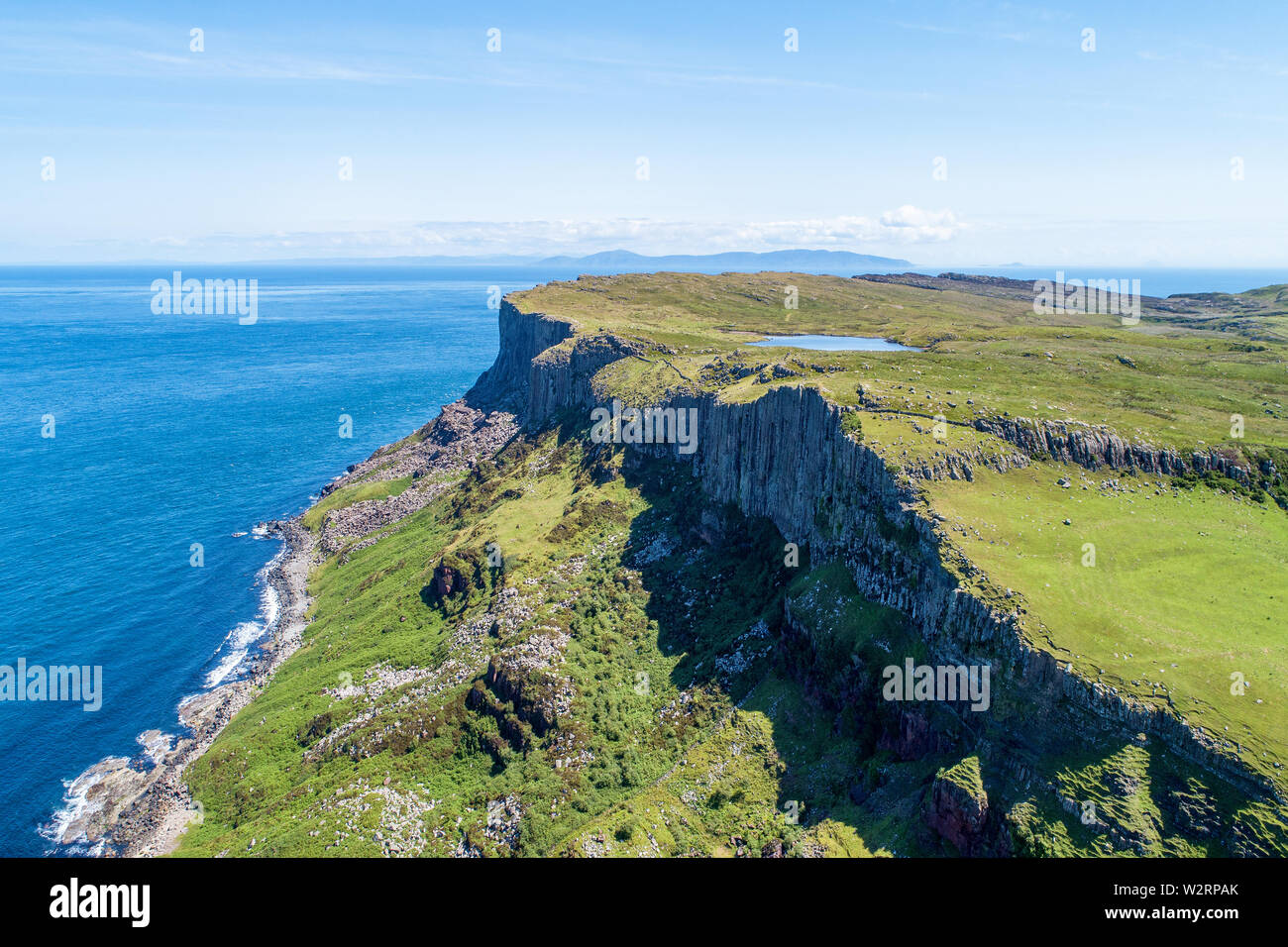 Fair Head big Cliff und landspitze an der nord-östlichen Ecke der Grafschaft Antrim, Nordirland, Großbritannien. Luftbild mit Atlantik und einem See. Stockfoto