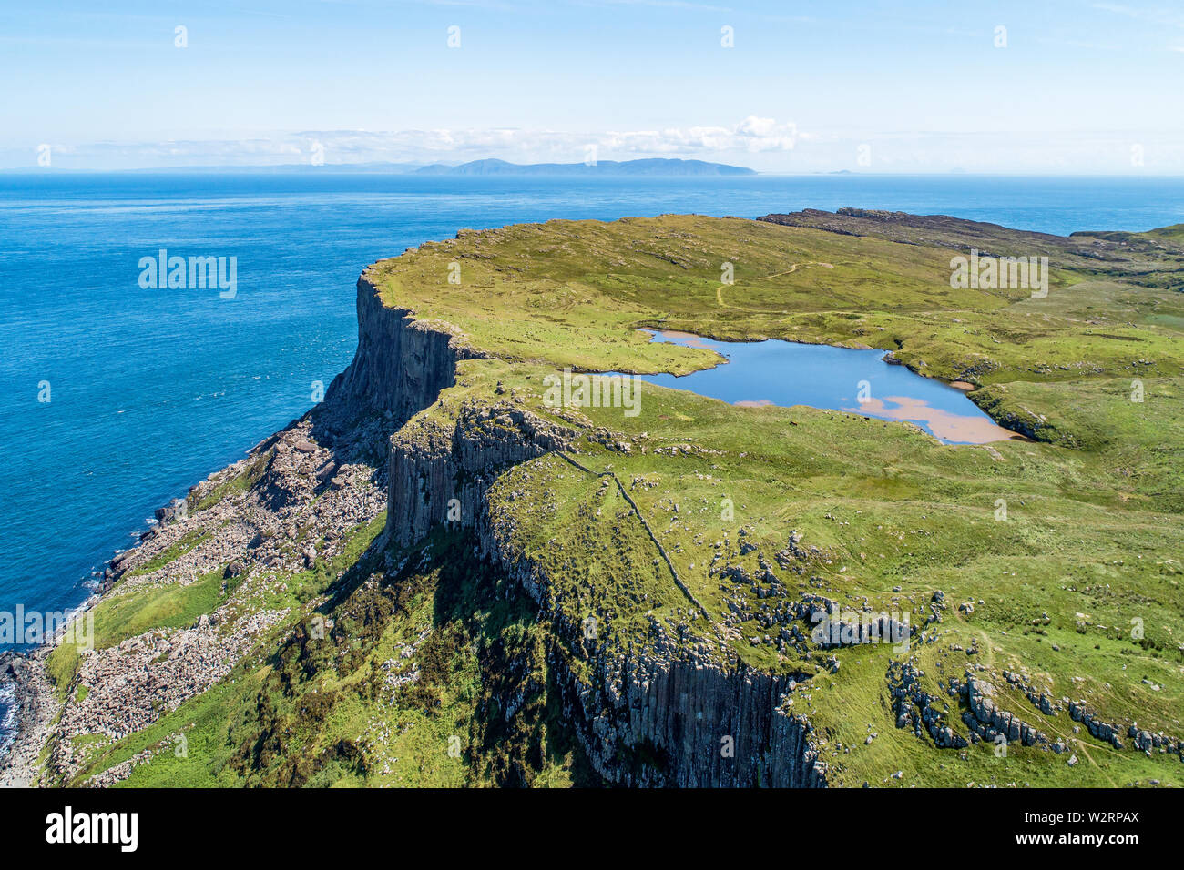 Fair Head big Cliff und landspitze an der nord-östlichen Ecke der Grafschaft Antrim, Nordirland, Großbritannien. Luftbild mit Atlantik und einem See. Stockfoto