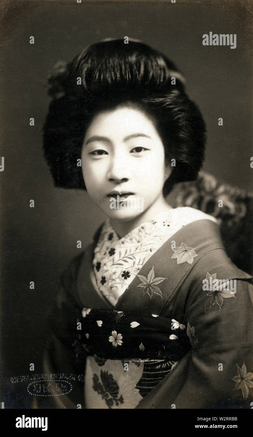 [1920s Japan - Japanische Frau im Kimono] - Japanische Frau im Kimono und traditionelle Frisur. 20. Jahrhundert vintage Silbergelatineabzug. Stockfoto