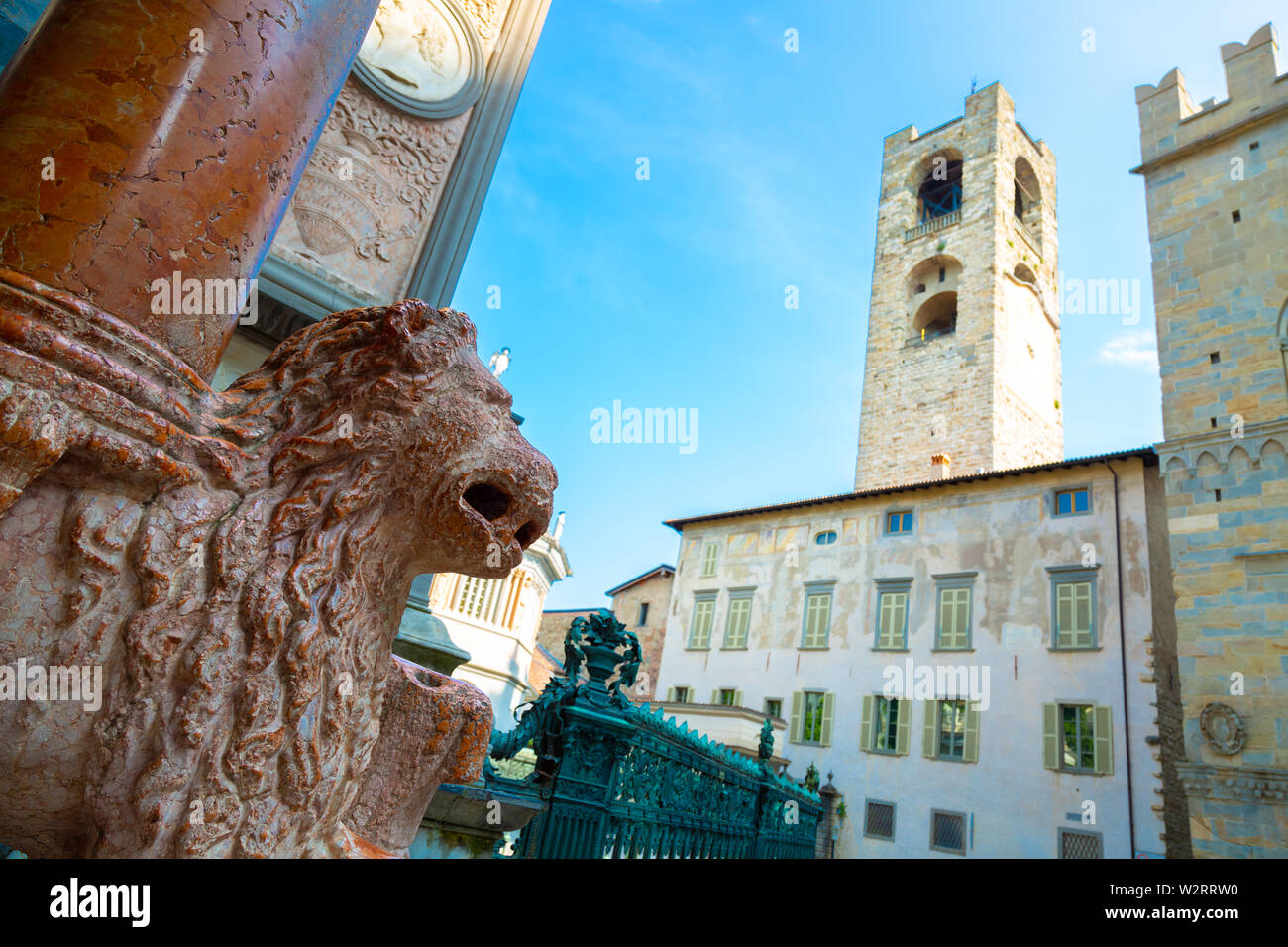 Lion Skulptur vor der Kirche in der Altstadt von Bergamo, Italien Stockfoto