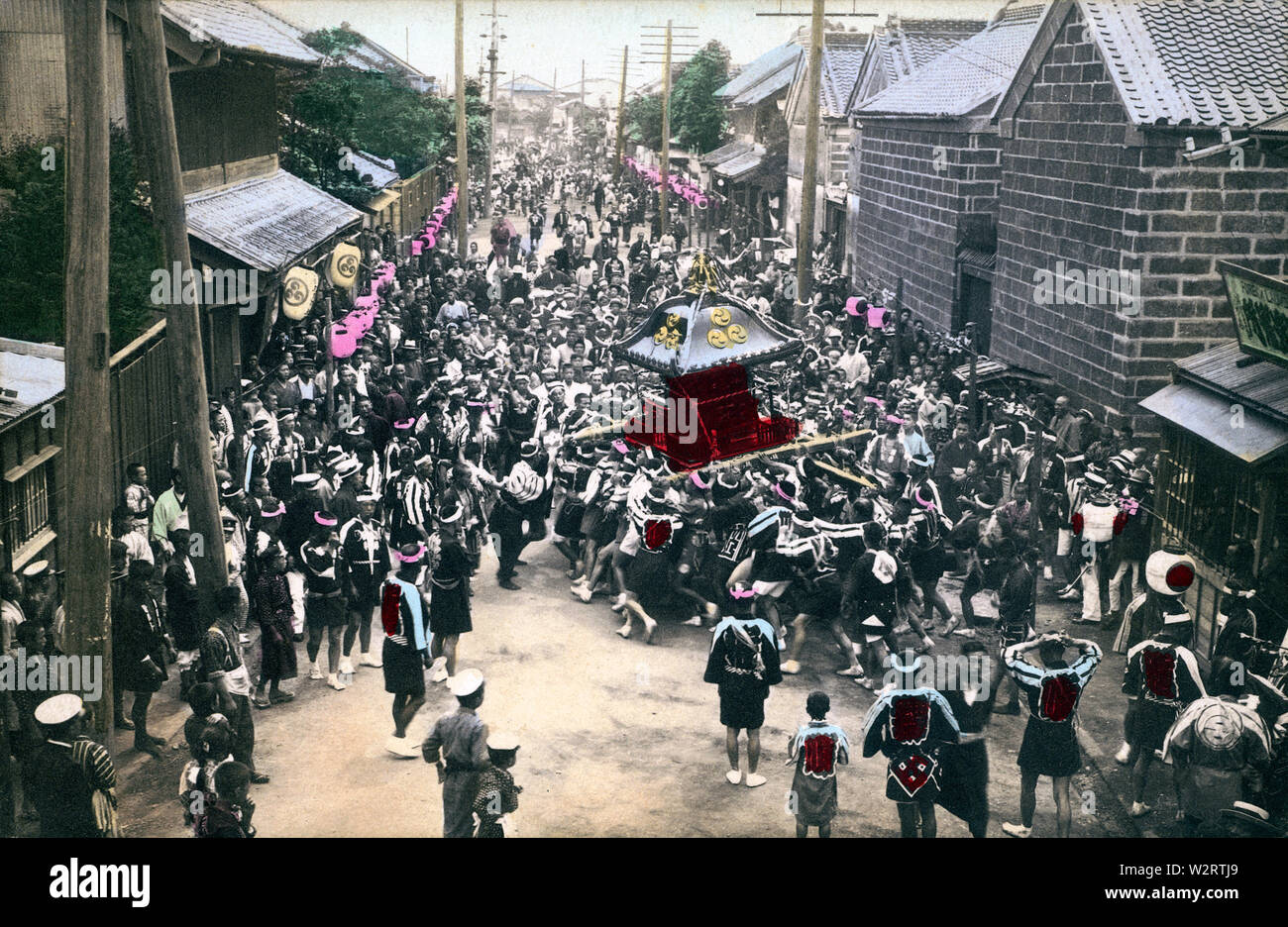 [1930er Jahre Japan - Japanische religiöse Festival] - eine Gruppe Männer hebe ein mikoshi, einem tragbaren Shinto Schrein, an einem matsuri. 20. jahrhundert alte Ansichtskarte. Stockfoto