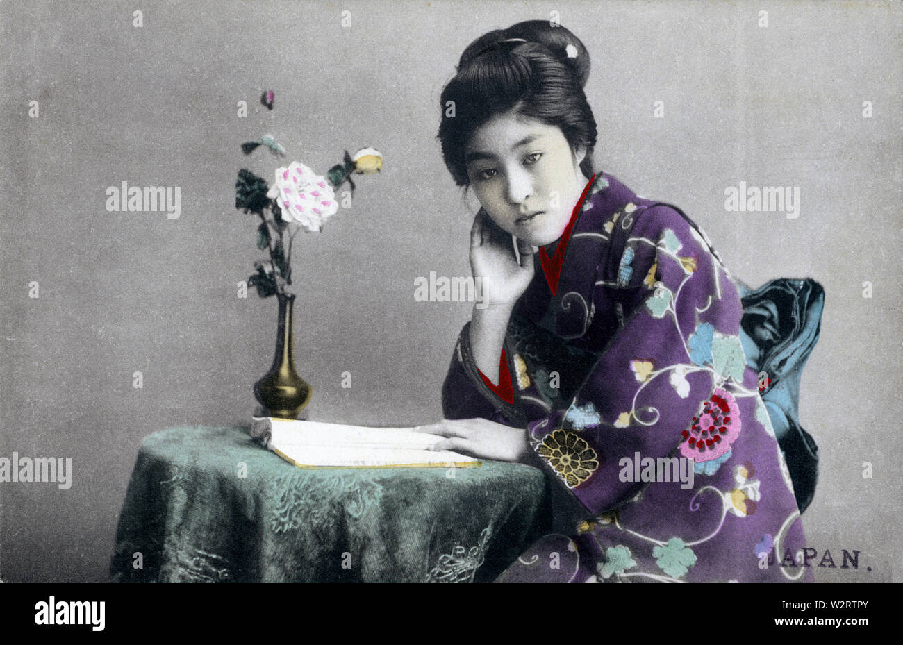 [1900s Japan - Japanische Frau im Kimono] - junge japanische Frau im Kimono und traditionelle Frisur, ein Buch zu lesen. 20. jahrhundert alte Ansichtskarte. Stockfoto