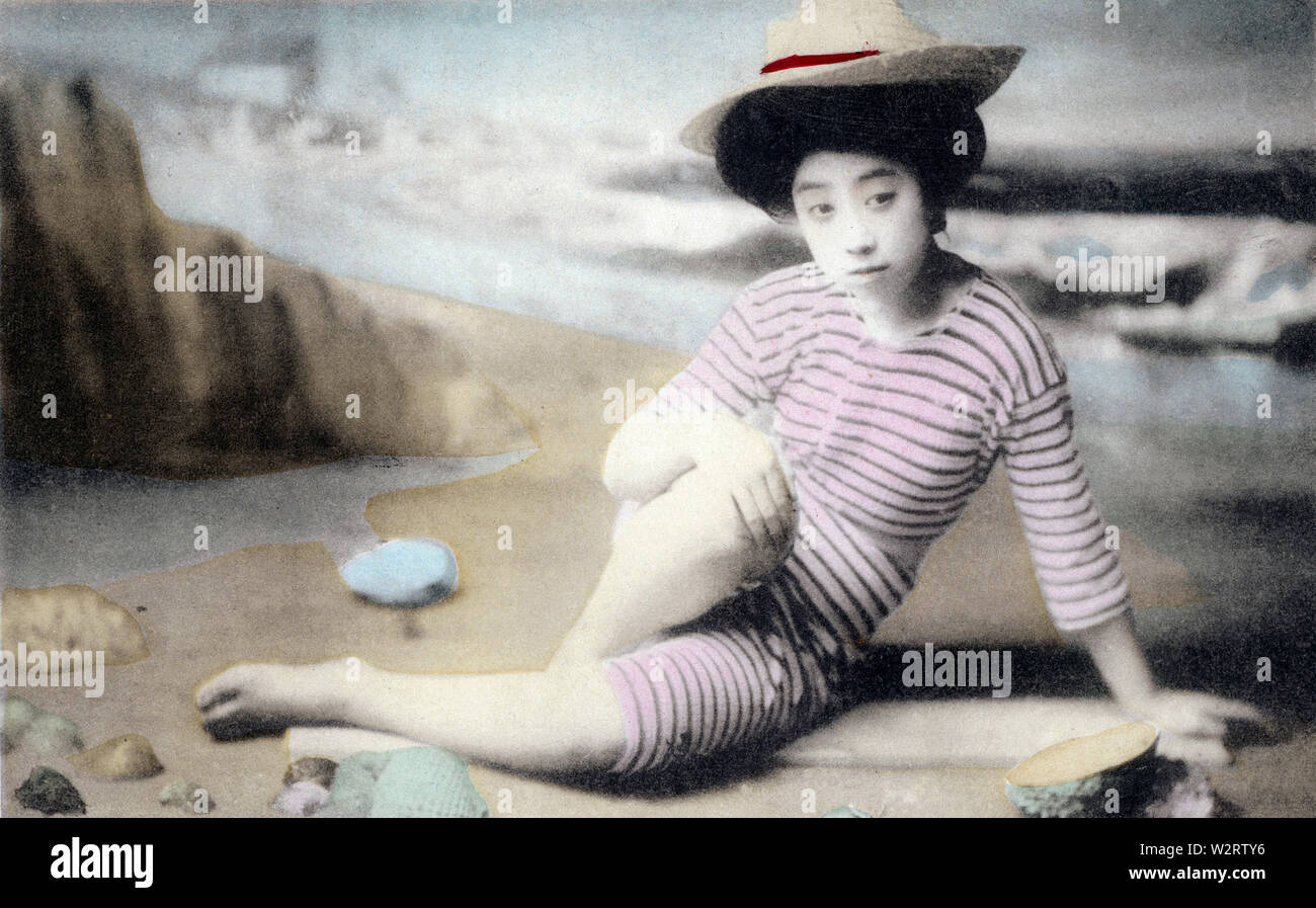 [1900s Japan - Japanische Frau in Badekleidung] - Ein studio Foto einer jungen Frau mit traditionellen Frisur im Badeanzug posiert. Modelle für diese Art von Fotos, waren fast immer Geisha. 20. jahrhundert alte Ansichtskarte. Stockfoto