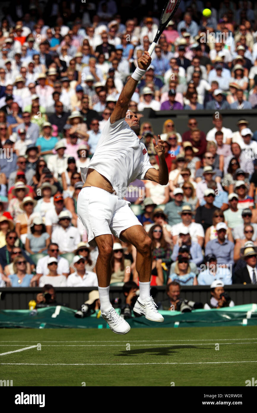 Wimbledon, UK. 10. Juli 2019. Roger Federer während sein Viertelfinale gegen Kei Nishikori Japans in Wimbledon heute. Quelle: Adam Stoltman/Alamy leben Nachrichten Stockfoto