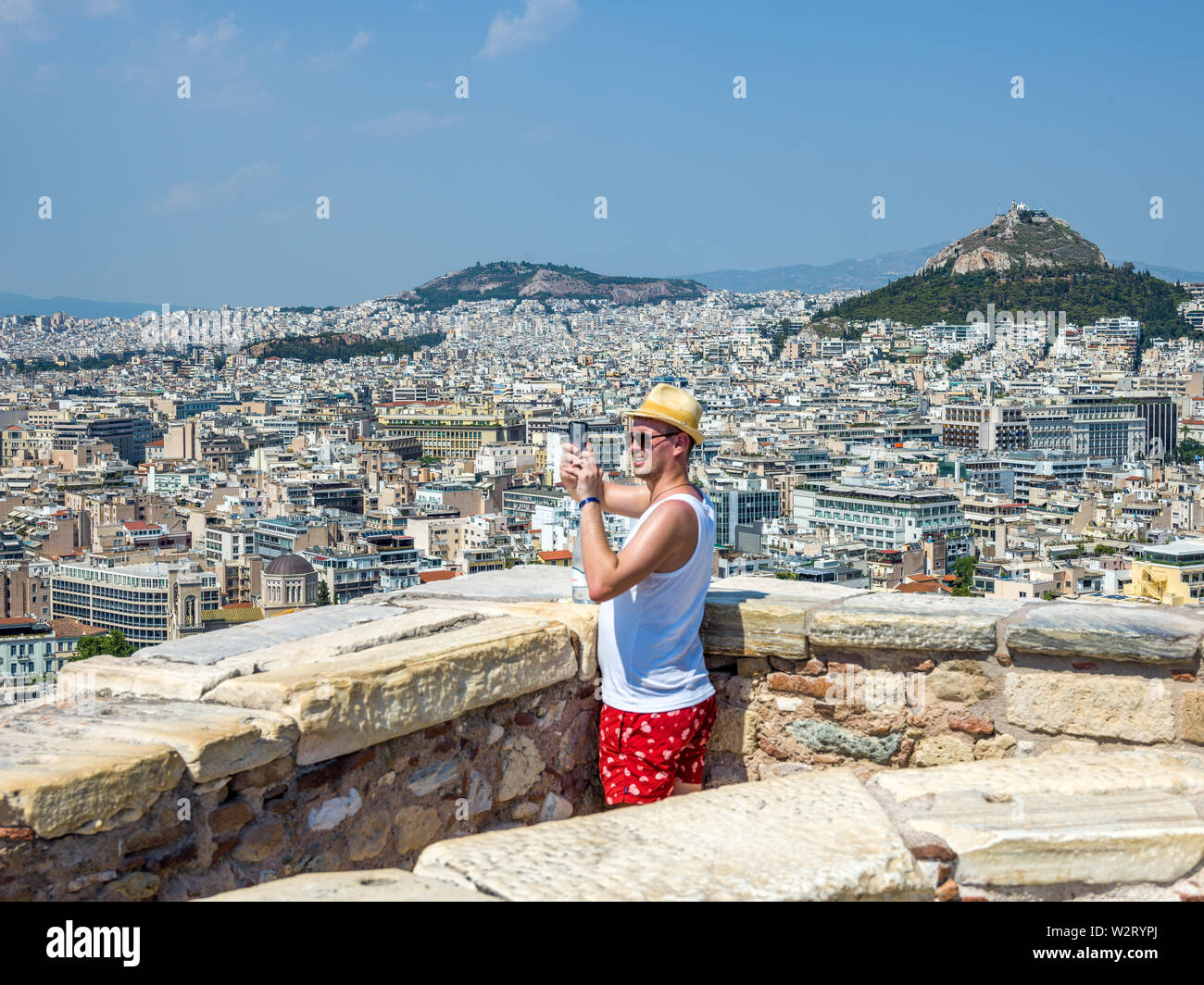 Athen, Griechenland, 9. Juli 2019 - ein Tourist nimmt Fotos der griechischen Hauptstadt Athen von oben auf die Akropolis. Foto von Enrique Ufer/Alamy Stockfotos Stockfoto