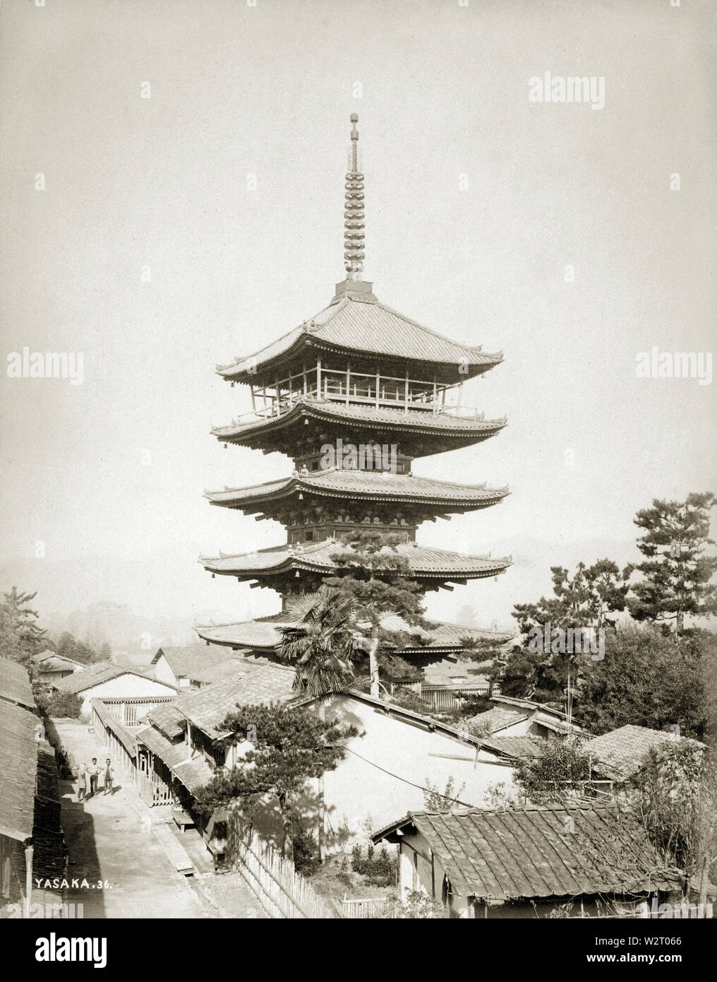 [1870s Japan - 5-stöckig Yasaka Pagode, Kyoto] - 5-stöckig Yasaka Pagode in Kyoto, Kyoto, 1880. 19 Vintage albumen Foto. Stockfoto