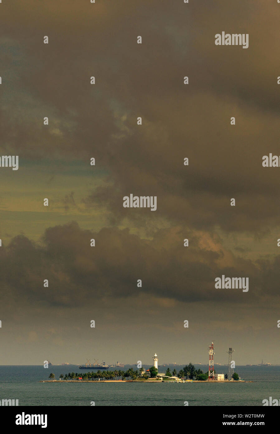 Western Straße von Singapur, Singapur - Mai 05, 2009: historische Raffles Leuchtturm von 1855 auf Pulau satumu Bei geo Position 01 09 36,2 N 103 44 26,8 e Stockfoto