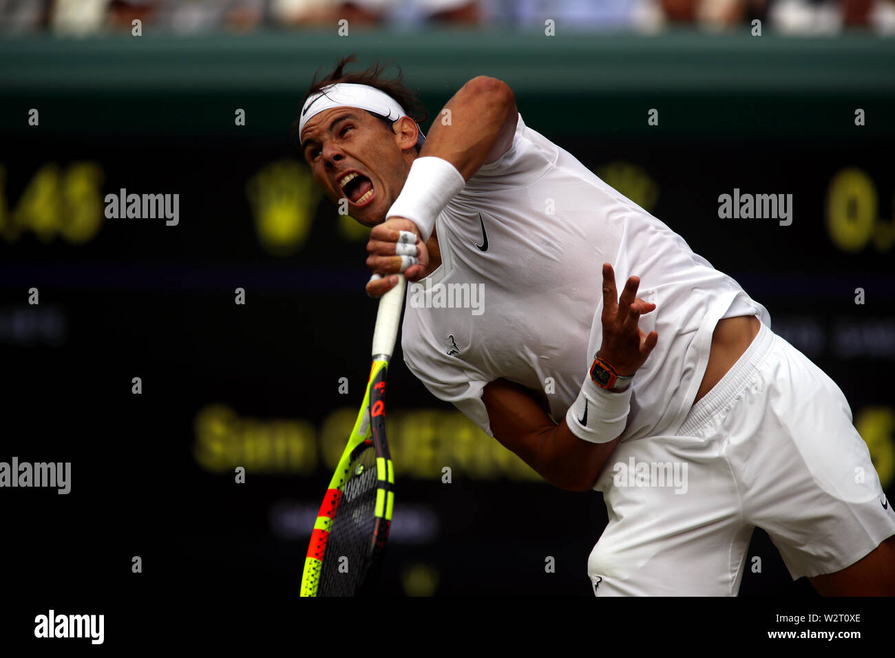 Wimbledon, UK. 10. Juli 2019. Rafael Nadal während sein Viertelfinale gegen Sam Querrey aus den USA in Wimbledon heute dienen. Nadal gewann in den geraden Sätzen im Halbfinale, wo er Roger Federer Credit: Adam Stoltman/Alamy Live News Gesicht voraus Stockfoto