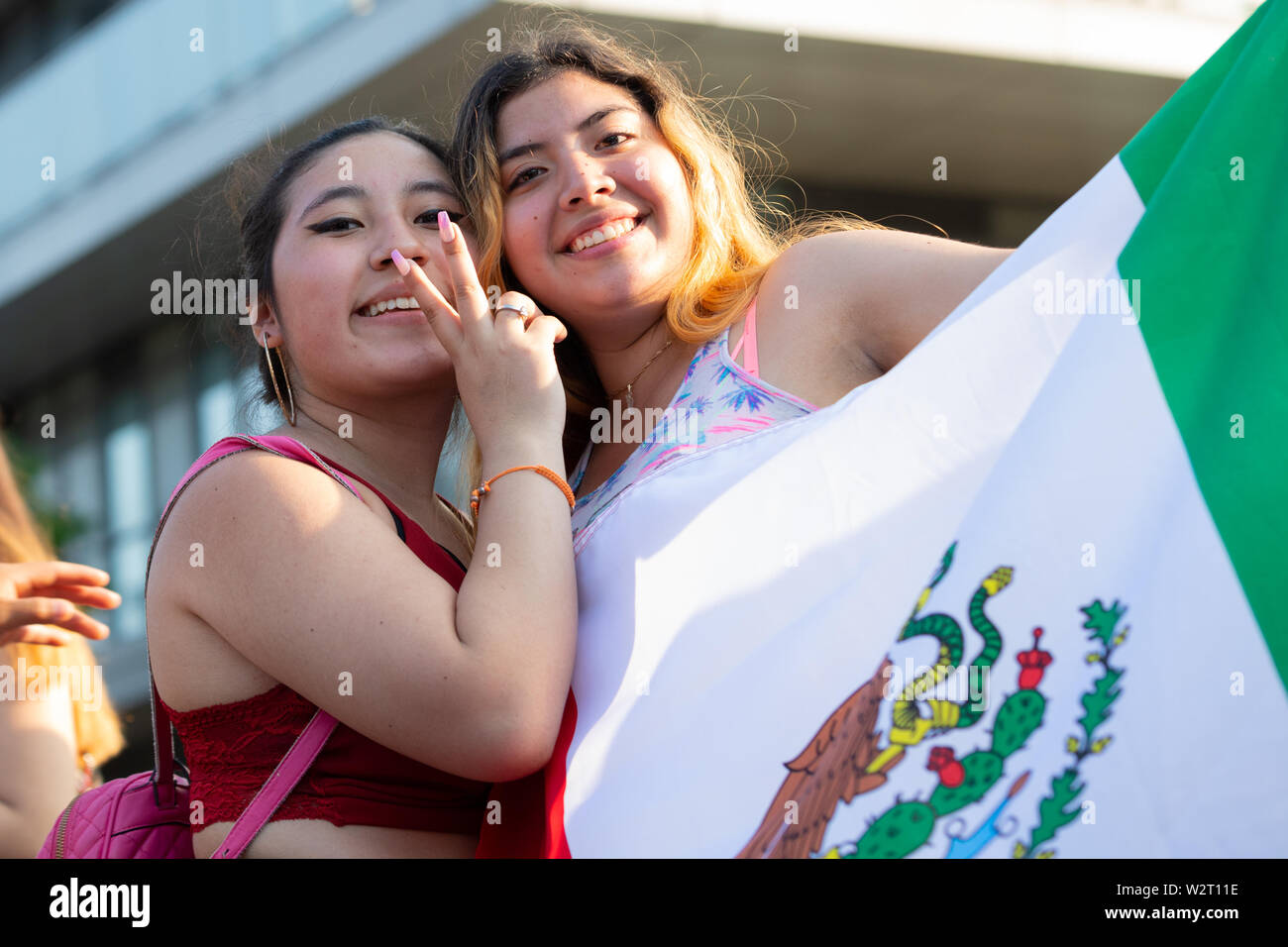 Toronto, Ontario/Kanada - 7. Juli 2019: Zwei weibliche Freunde zeigen mexikanische Flagge am 15. jährlichen TD Salsa auf St. Clair Street Festival Stockfoto