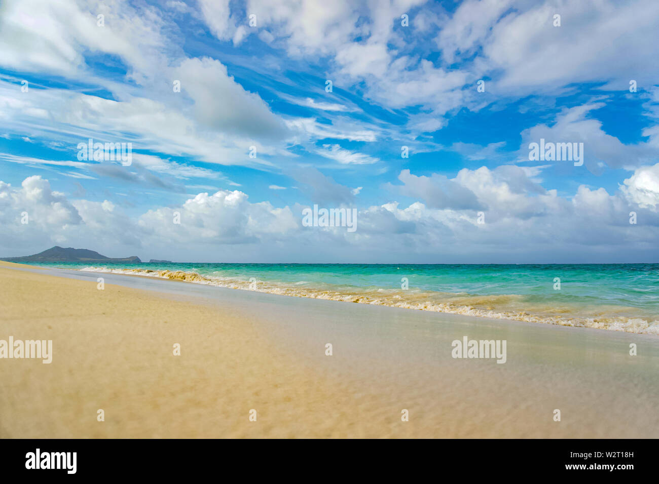 Ruhige Szene von tropischen Strand mit dynamischen weiße Wolken über auf einem sonnigen, heissen Tag Stockfoto