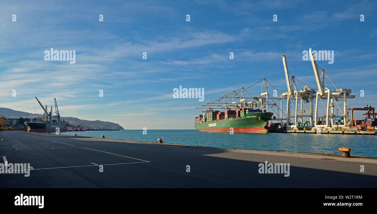 Hafen von Koper, Slowenien - 11. Dezember 2015: cargo Schiffe Be- und Entladen von Fracht am Koper Port Stockfoto