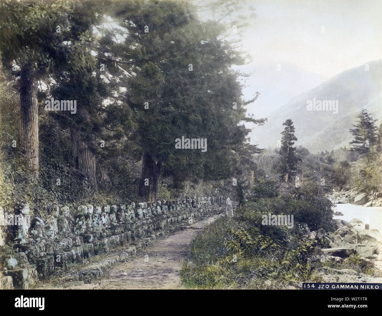 [1890s Japan-buddhistischen Jizo Statuen in Nikko] - hyaku - jizo (百地蔵), wörtlich "Hundert Jizo" an Kanmangafuchi (憾満ガ淵) in Nikko, Präfektur Tochigi. Die Jizo Statuen werden geglaubt, Reisende und Kinder zu schützen. Einige der Statuen wurden während eines Hochwassers 1902 (Meiji 35) gewaschen. 19 Vintage albumen Foto. Stockfoto
