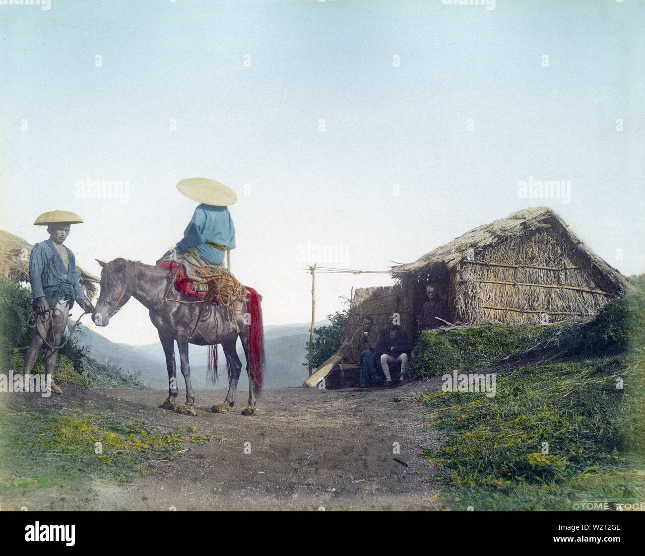 [1880s Japan - Japanische Reisende mit einem Pferd] - ein Mago (馬子, Pferde, Treiber) trägt ein sugegasa konische Hut steht vor dem teehaus an Otometoge Pass (乙女峠). Der Pass war an der Grenze von Gotemba in der Präfektur Shizuoka und Hakone in der Präfektur Kanagawa. In einer Höhe von 1005 Meter über dem Meeresspiegel und bietet einen majestätischen Blick auf den Berg Fuji. Während der Edo Periode (1604-1868) die Strecke war streng geregelt. Versuchsweise Adolfo Farsari zugeschrieben. 19 Vintage albumen Foto. Stockfoto