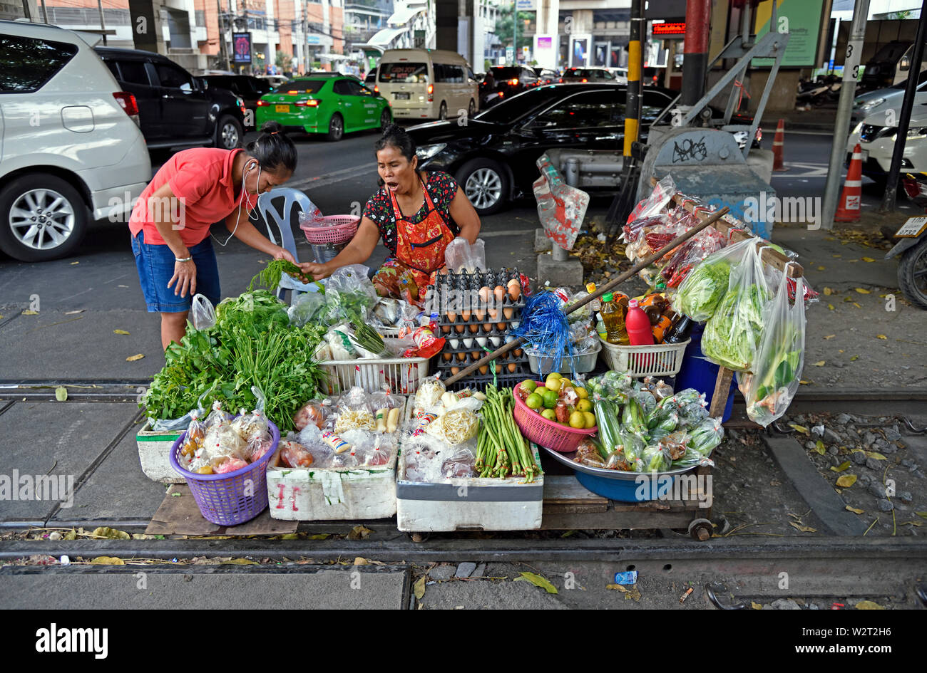 Bangkok, Thailand - Januar 17, 2019: Frau verkaufen Gemüse aus einem Rail Track gebunden Mobile in der Nähe der Sukhumvit Soi 1 und der BTS-Station ploenchit Abschaltdruck Stockfoto