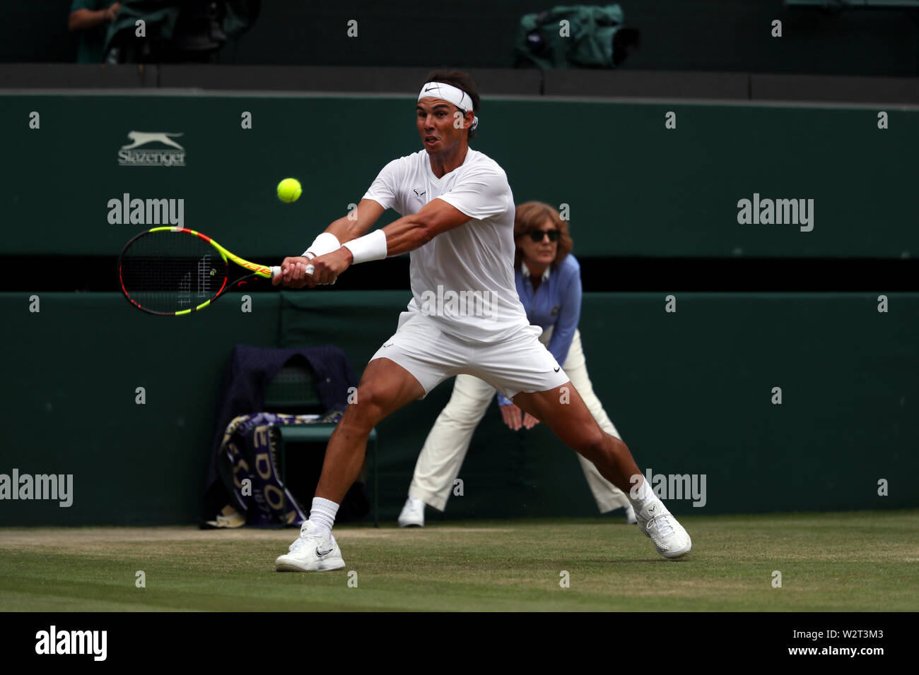Wimbledon, UK. 10. Juli 2019. Rafael Nadal während sein Viertelfinale gegen Sam Querrey aus den USA in Wimbledon heute. Nadal gewann in den geraden Sätzen im Halbfinale, wo er Roger Federer Credit: Adam Stoltman/Alamy Live News Gesicht voraus Stockfoto