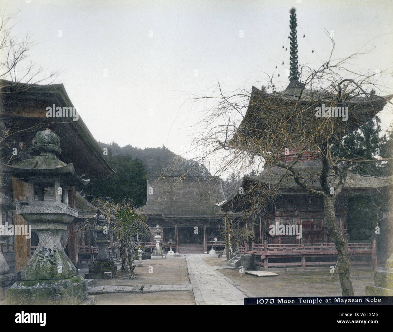 [1890s Japan - Pagode in Japanischen buddhistischen Tempel, Kobe] - Mayasan Tenjoji ist ein buddhistischer Tempel der Maya, Mutter von Buddha Shakyamuni am Berg Maya in Kobe, Hyogo Präfektur gewidmet. Ein jährliches Festival verwendet, am 7.Tag Des 7 Mondes, wenn Anhänger aufgefahren ist der Berg bei Nacht zu nehmen, der Geburt des Englischen Spitznamen 'Moon Tempel.' Als Maya ist eine Hütergottheit der Frauen, Menschen kam auch für einfache Geburt und gute Gesundheit für ihre Kinder beten. 19 Vintage albumen Foto. Stockfoto