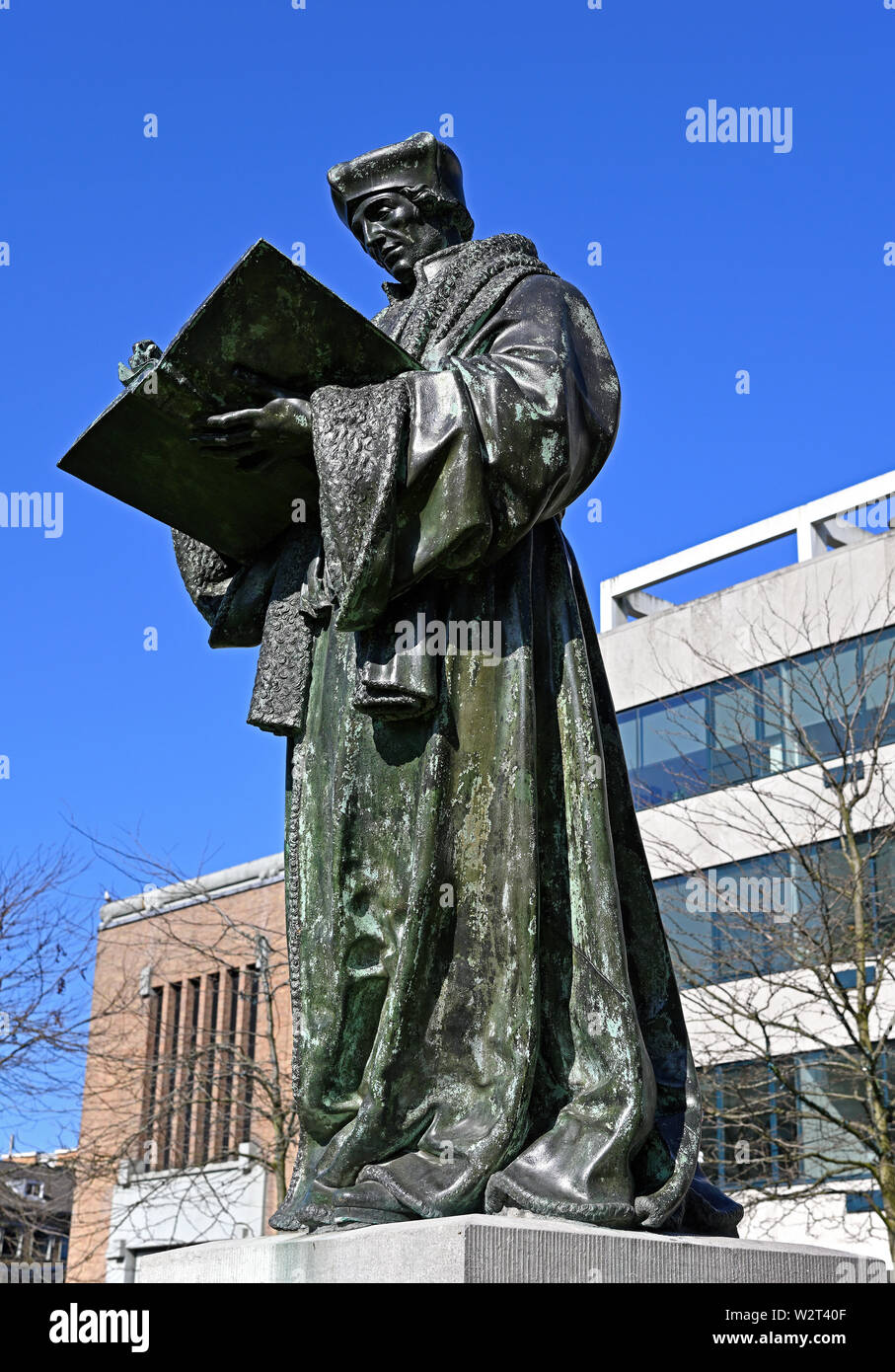 Rotterdam Zuid Holland/Niederlande - April 01, 2019: das Monument von disiderius Erasmus von Rotterdam bei grotekerkplein Stockfoto