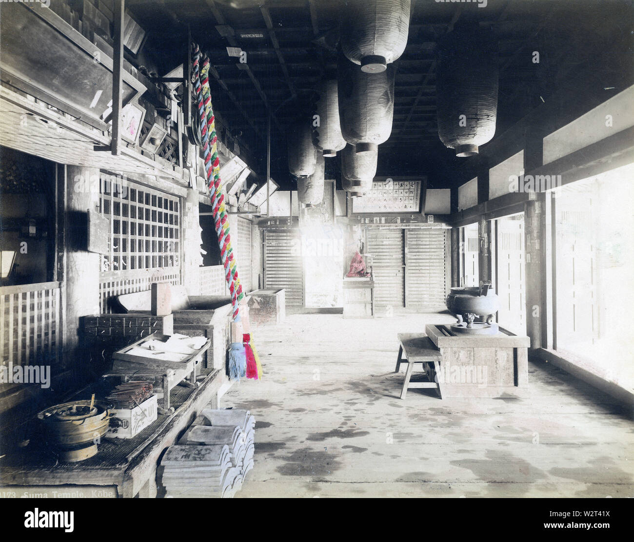 [1890s Japan - Einrichtung eines buddhistischen Tempels, Kobe] - Interieur des Sumadera Tempel (須磨寺), Leiter Tempel des Sumadera Sekte der Shingon Buddhismus, in Kobe, Hyogo Präfektur. Ursprünglich in 886 gebaut, der offizielle Name der Tempel ist Joya-san Fukusho-ji (上野山福祥寺). Der Tempel hat starke Verbindungen mit dem Genji und Heike Monogatari, klassische Werke der japanischen Literatur. 19 Vintage albumen Foto. Stockfoto