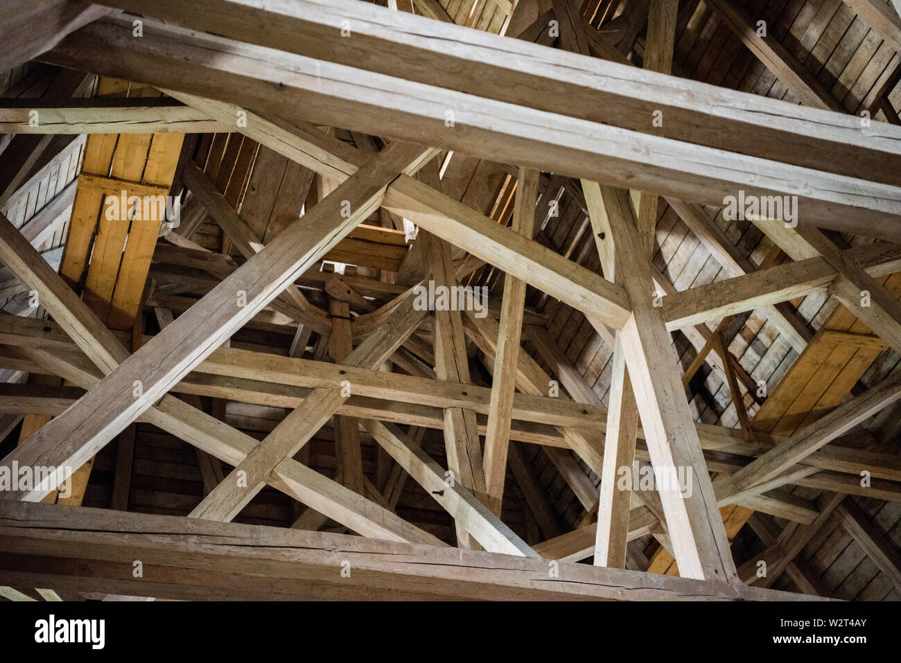 Holzbalken, Dachboden, Holzdach eines alten Gebäudes. Stockfoto