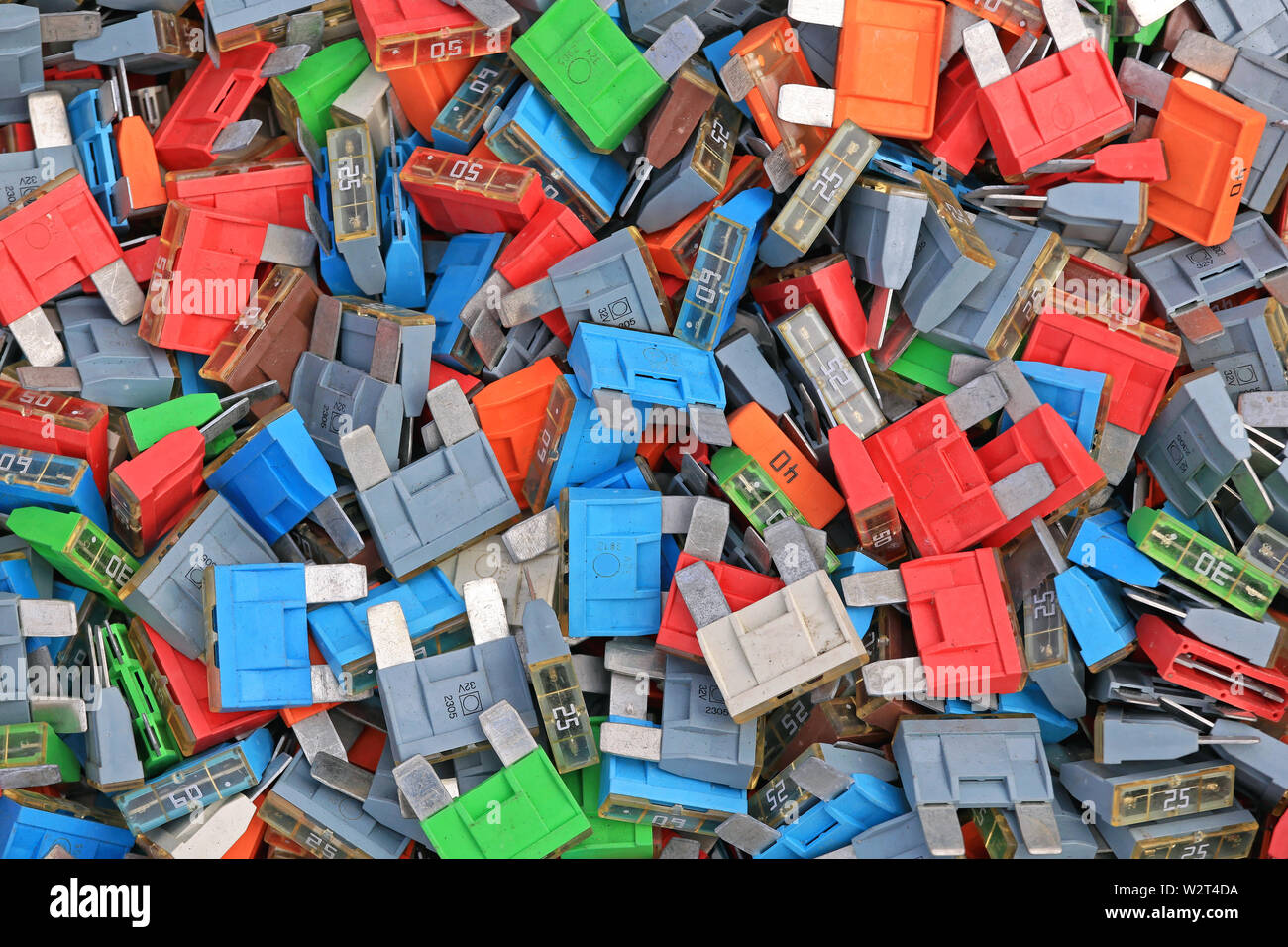 Bündel Farbcodierte Auto Sicherungen Ersatzteile Stockfoto