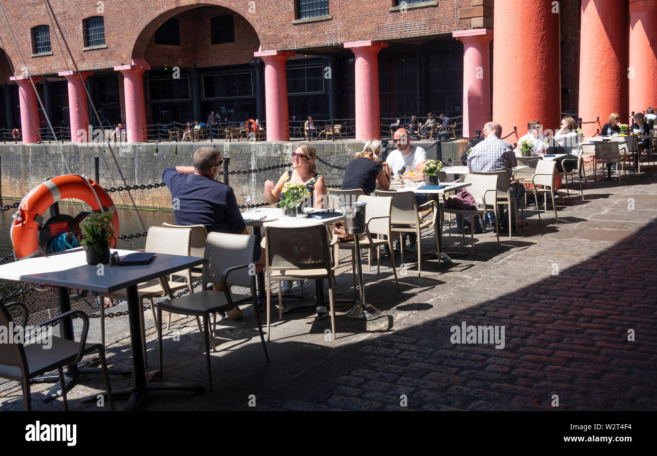 Speisen im Freien im Albert Dock in Liverpool, Großbritannien Stockfoto