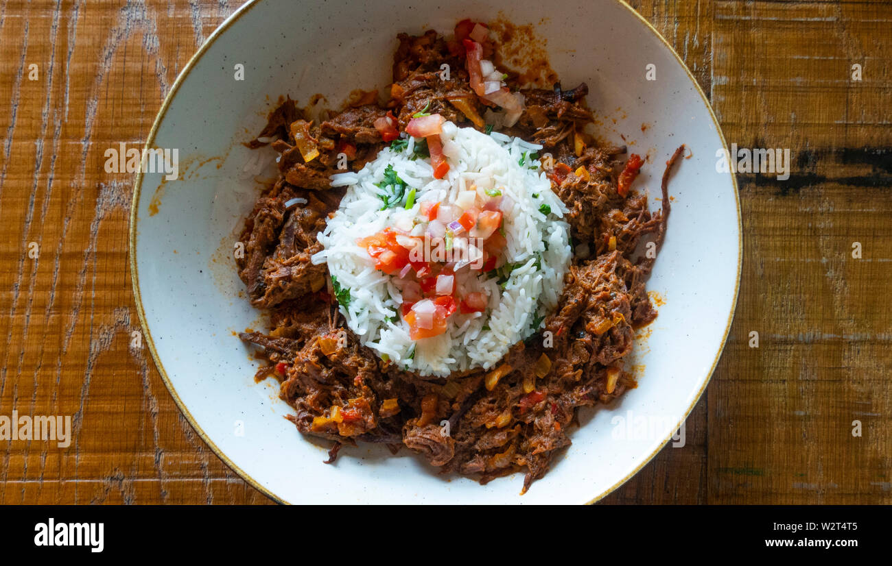 Kubanische Shredded Beef und weißer Reis Stockfoto