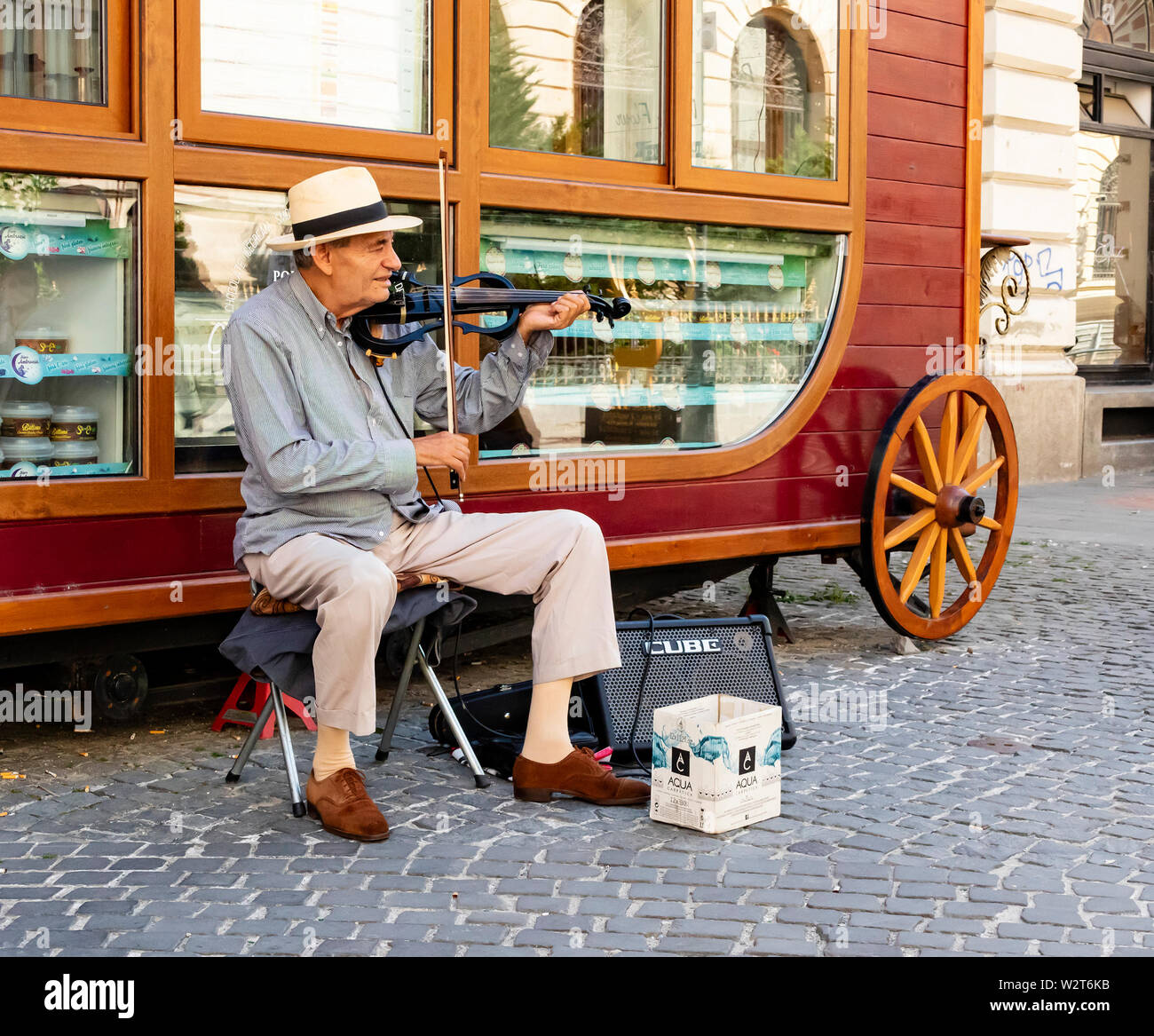Bukarest, Rumänien - 13. August 2018: ein geiger spielt Musik auf einer der wichtigsten Straßen von Bukarest, Rumänien Stockfoto