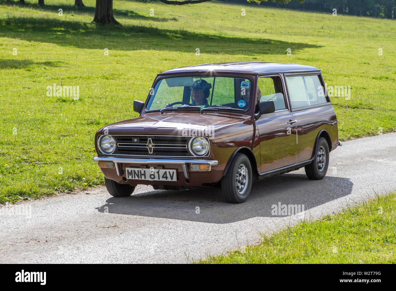 1980 80s Brown austin morris mini Vintage klassisch restaurierte Oldtimer Autos Ankunft auf der Leighton Hall Car Show in Carnforth, Lancaster, UK Stockfoto