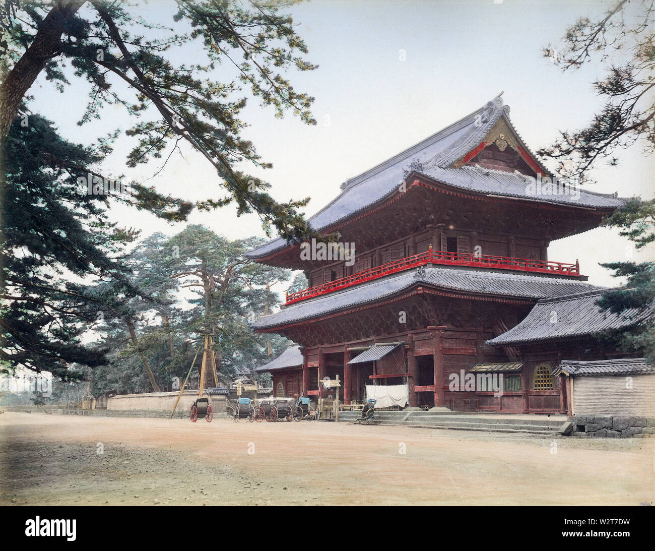 [1890s Japan - Sanmon-Tor hindurch der Zojoji Tempel in Shiba, Tokyo] - rikschas vor Sanmon-tor hindurch, der Haupteingang der Zojoji Tempel in Shiba, Tokio. Sechs Tokugawa Shogunen und die Frauen und Kinder der Shogune Tokugawa wurden im Mausoleum auf Zojoji entombed. Viel von dem Mausoleum wurde während des großen Kanto-erdbeben von 1923 (taisho 12) zerstört und was überlebt, wurde während der amerikanischen Feuerwehr Bombardierungen von Tokyo 1945 (Showa 20) verbrannt. 19 Vintage albumen Foto. Stockfoto
