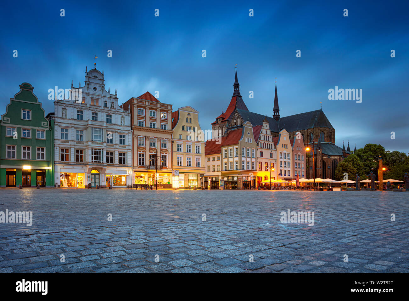Rostock, Deutschland. Stadtbild Bild von Rostock, Deutschland während der Dämmerung blaue Stunde. Stockfoto