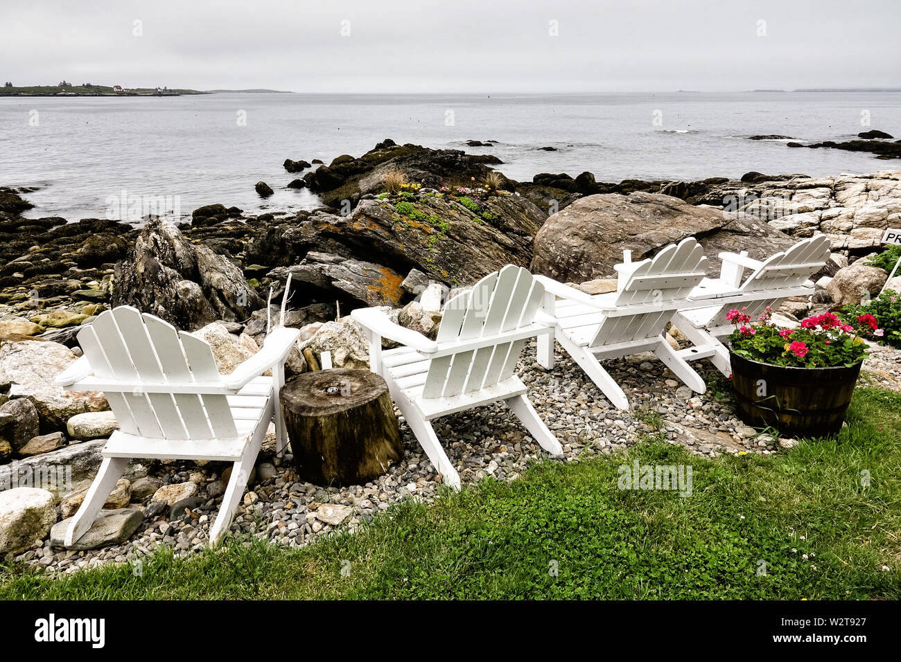Adirondack Stühle, die auf der felsigen Küste der Bucht im Ocean Point in Boothbay, Maine. Stockfoto