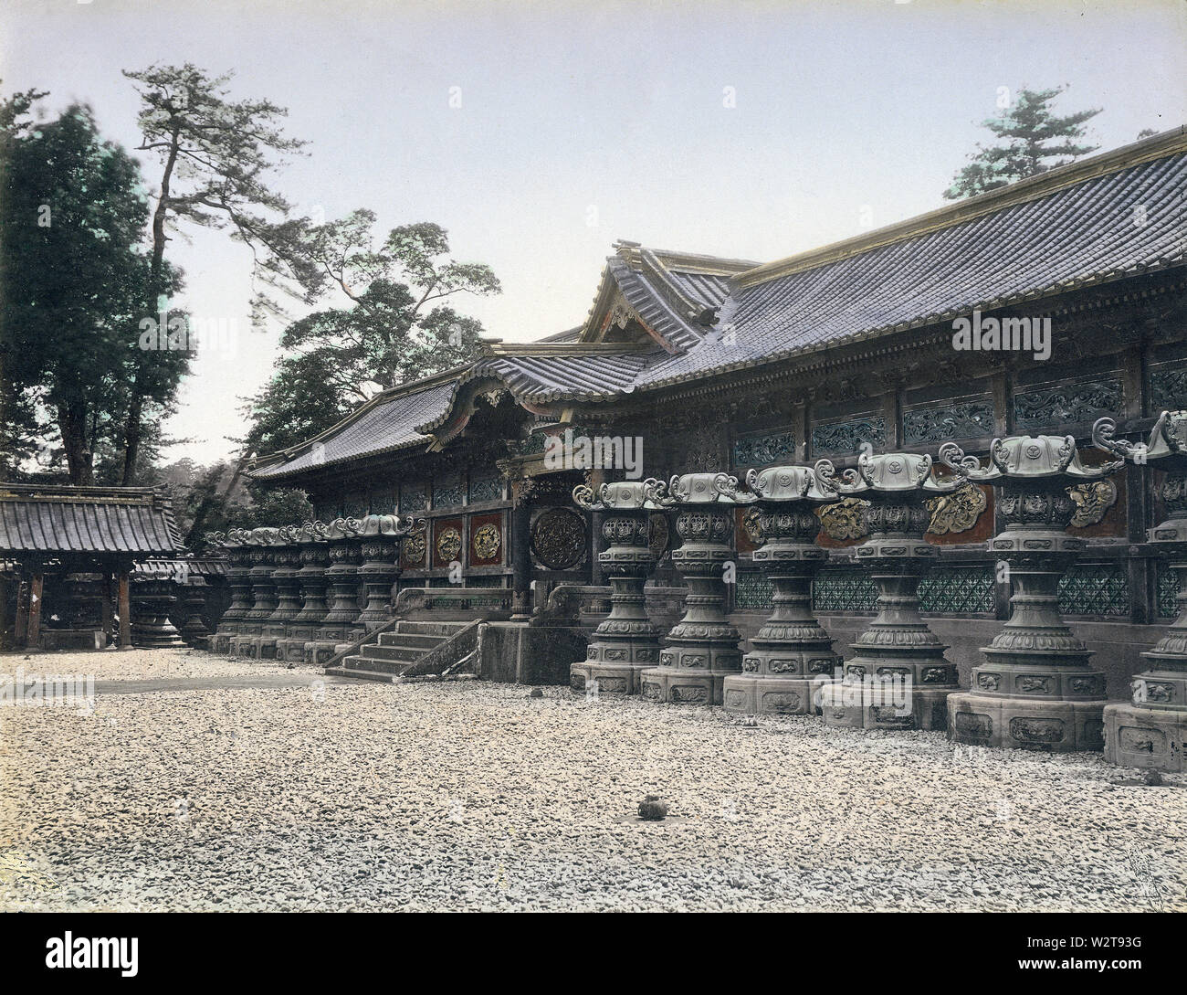 [1890s Japan-Laternen an Zojoji Tempel, Tokio] - Tor und Laternen an Zojoji Tempel in Shiba, Tokio. Sechs Tokugawa Shogunen und die Frauen und Kinder der Shogune Tokugawa wurden im Mausoleum auf Zojoji entombed. Viel von dem Mausoleum wurde während des großen Kanto-erdbeben von 1923 (taisho 12) zerstört und was überlebt, wurde während der amerikanischen Feuerwehr Bombardierungen von Tokyo 1945 (Showa 20) verbrannt. 19 Vintage albumen Foto. Stockfoto