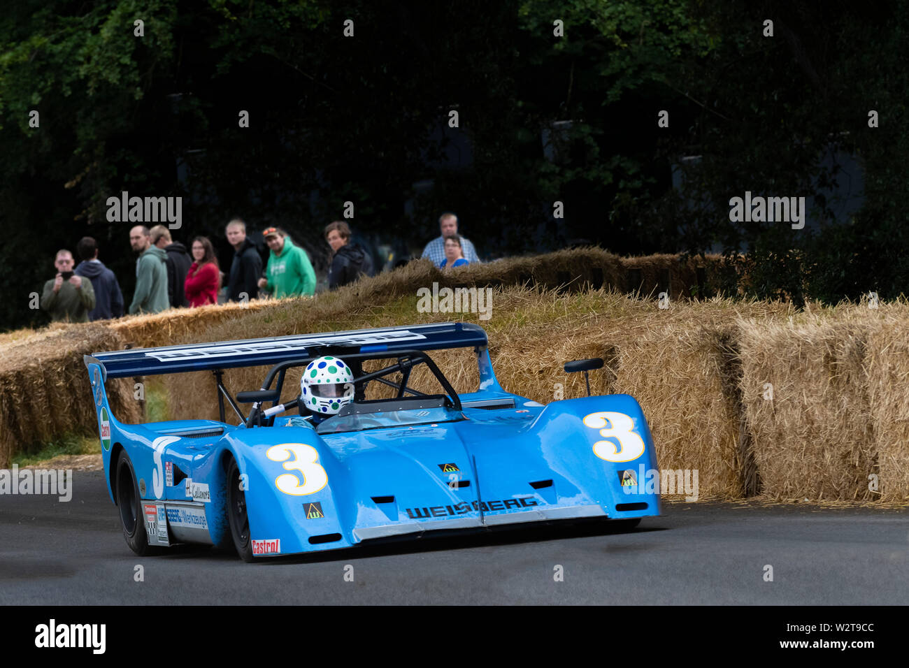 Oldtimer-Rennwagen auf dem Hügel beim Goodwood Festival of Speed, West Sussex, England, Großbritannien Stockfoto