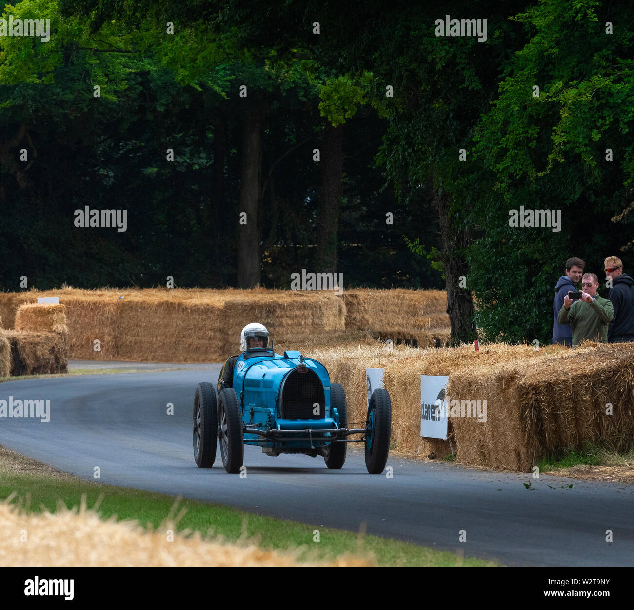 Oldtimer-Rennwagen auf dem Hügel beim Goodwood Festival of Speed, West Sussex, England, Großbritannien Stockfoto