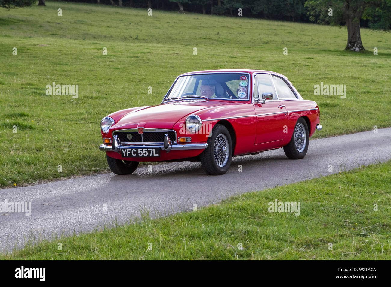 1972 MG BGT Red Vintage klassisch restaurierte historische Fahrzeuge Autos Ankunft auf der Leighton Hall Auto Show in Carnforth, Lancaster, Großbritannien Stockfoto