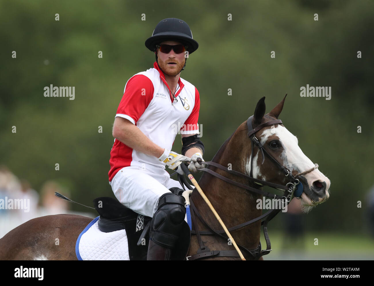 Der Herzog von Sussex spielt Polo in der Khun Vichai Srivaddhanaprabha Memorial Polo Trophy während der King Power Royal Charity Polo Tag an billingbear Polo Club, Wokingham, Berkshire. Stockfoto