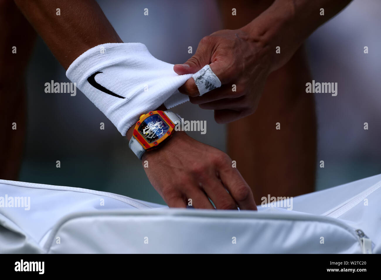 Wimbledon, London, UK. 10. Juli 2019. 10. Juli 2019, den All England Lawn Tennis und Croquet Club, Wimbledon, England, Wimbledon Tennis Turnier, Tag 9; Rafael Nadal (ESP) trägt sein Richard Mille watch Credit: Aktion Plus Sport Bilder/Alamy leben Nachrichten Stockfoto