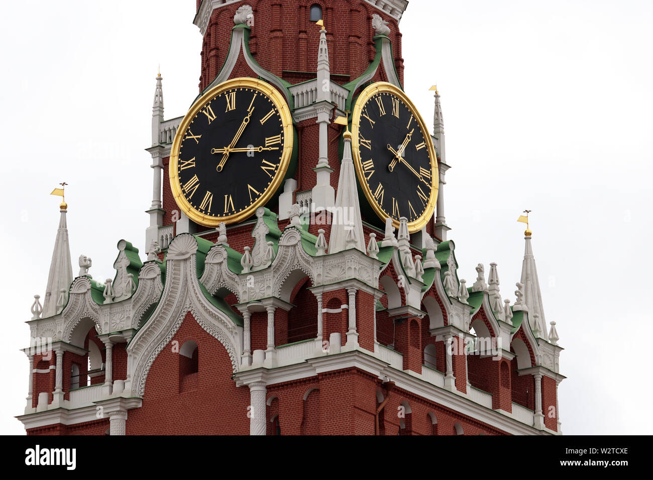 Windspiel Spasskaja Turm, Symbol der Russland auf dem Roten Platz. Der Moskauer Kreml Turmuhr auf Himmel Hintergrund, Konzept Stockfoto