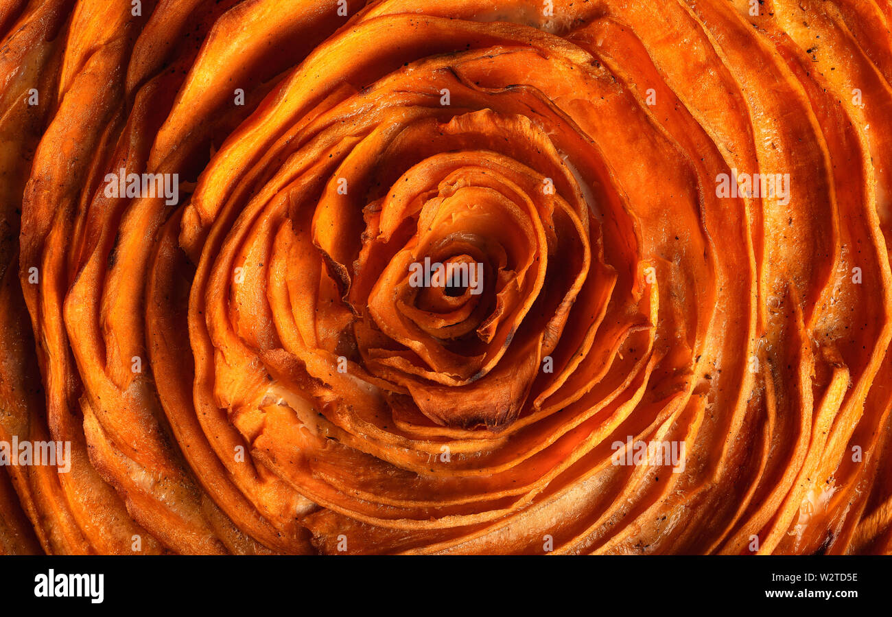 Makro Bild der leckere Kartoffel Torte, in der Form einer Rose. Lecker Torte Hintergrund. Oben Blick auf Herbst essen. Traditionelle amerikanische Gerichte. Stockfoto