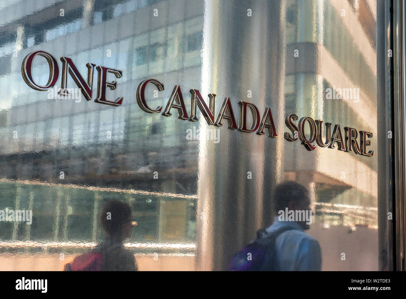 One Canada Square Eingang Plakette mit Walking City Arbeitnehmer in glänzendem Metall Fläche außerhalb des iconic tower One Canada Square, Canary Wharf, London E14 wider Stockfoto