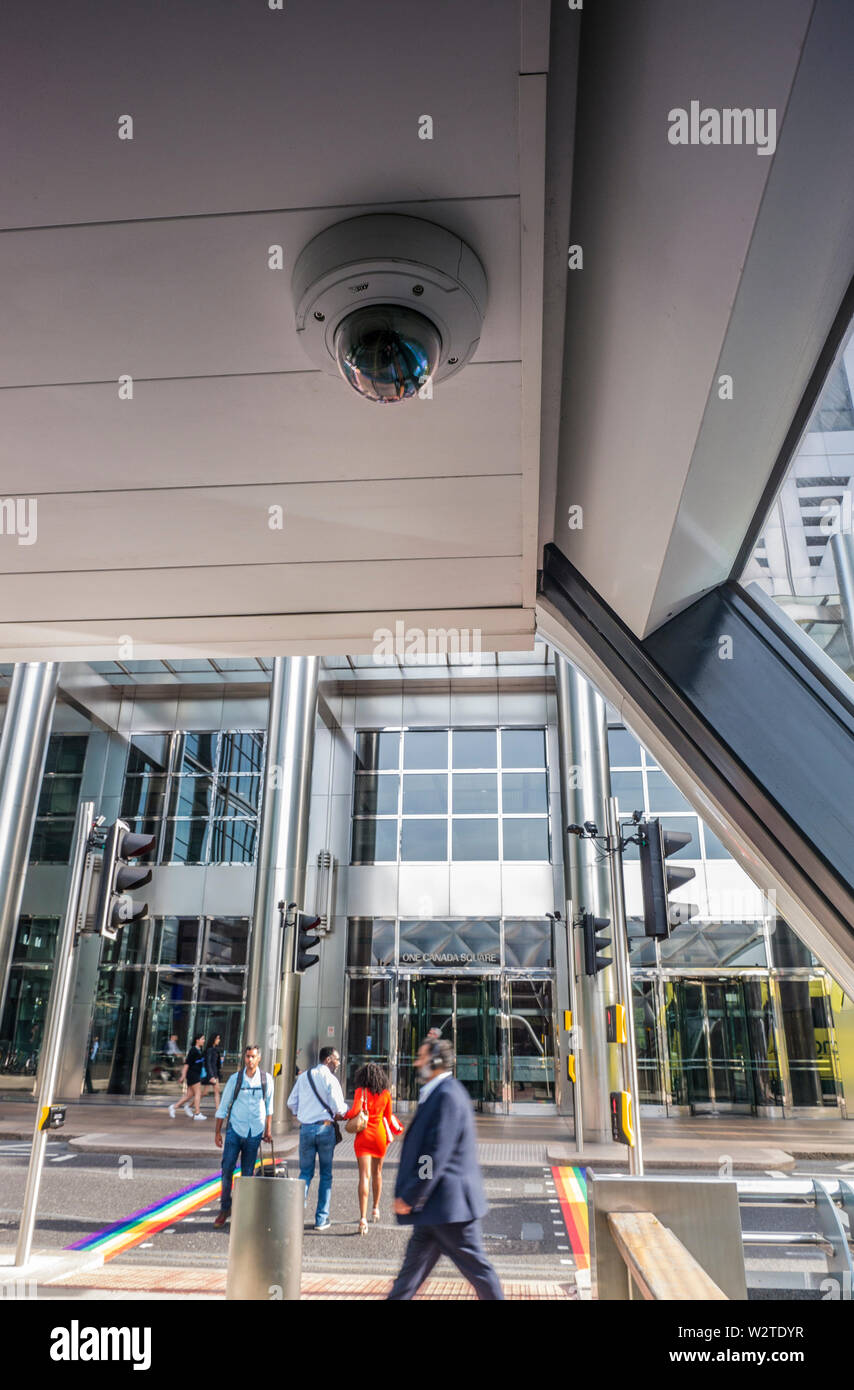 CCTV-Überwachung Sicherheit Netzwerk Kamera in Canary Wharf mit Büro und Besucher hinter sich. Eine 360-Zustand der kunst, Geschlossen security camera system, welche Datensätze illegale, anti-soziales Verhalten und Alerts für sofortige Maßnahmen Canary Wharf London E14 Stockfoto