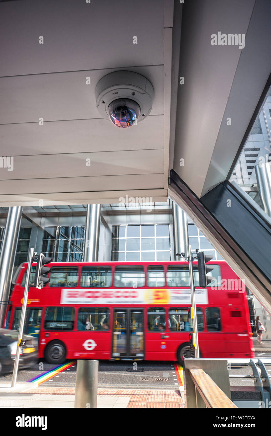 CCTV-Überwachung bild Sicherheit Netzwerk Kamera in Canary Wharf mit traditionellen roten London Bus hinter sich. Eine 360-Zustand der kunst, Geschlossen security camera system, welche Datensätze illegale, anti-soziales Verhalten und Alerts für sofortige Maßnahmen Canary Wharf London E14 Stockfoto