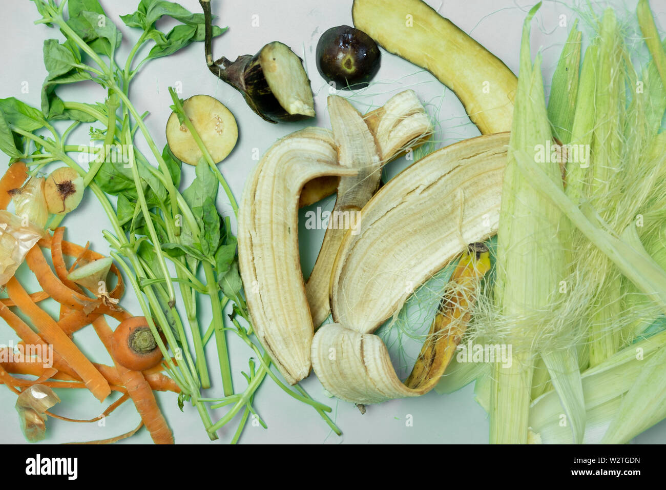 Organische Nahrung Abfälle, Schuß von oben. Null Abfall, Recycling, Mülltrennung Konzept - Schalen und Reste von Obst und Gemüse in grünem Hintergrund. Stockfoto